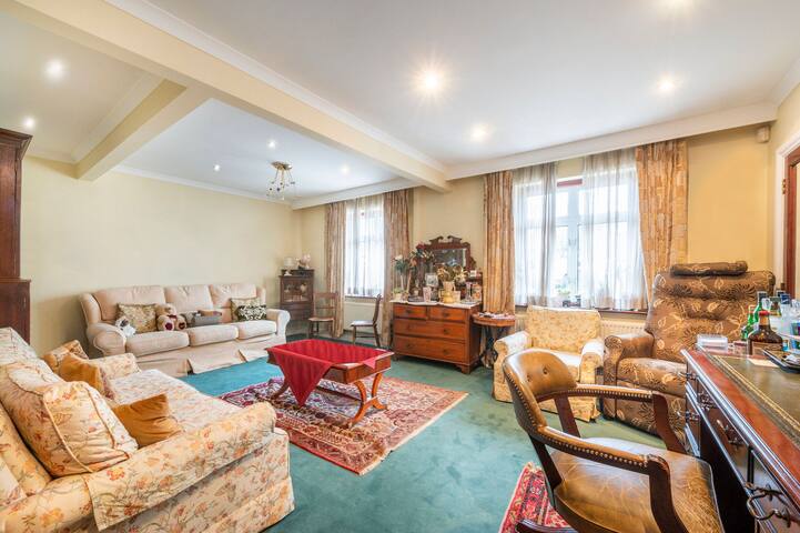 House with 3 / 4 Bedrooms House & own Garden