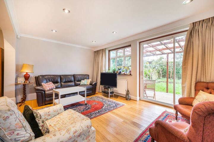 House with 3 / 4 Bedrooms House & own Garden gallery image 5