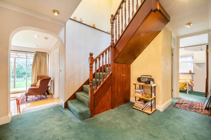 House with 3 / 4 Bedrooms House & own Garden gallery image 4