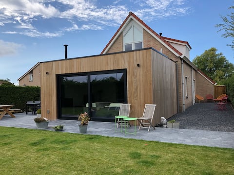 Strikingly large house 10 pers. by the sea with dog.