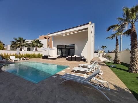 Exclusive Villa with pool, close to the beach