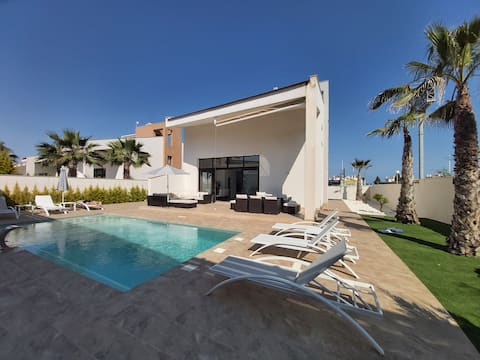 Exclusive Villa with pool, close to the beach
