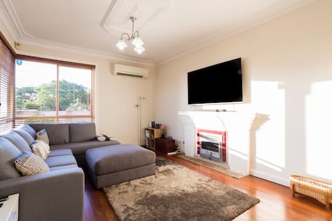 Comfortable 2 BDR House in Trendy Victoria Park!