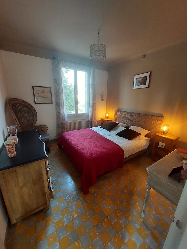 Krevat i dhomës së parë 160 x 200
Komo