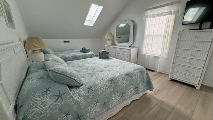 غرفة النوم العلوية  
2 كوينز