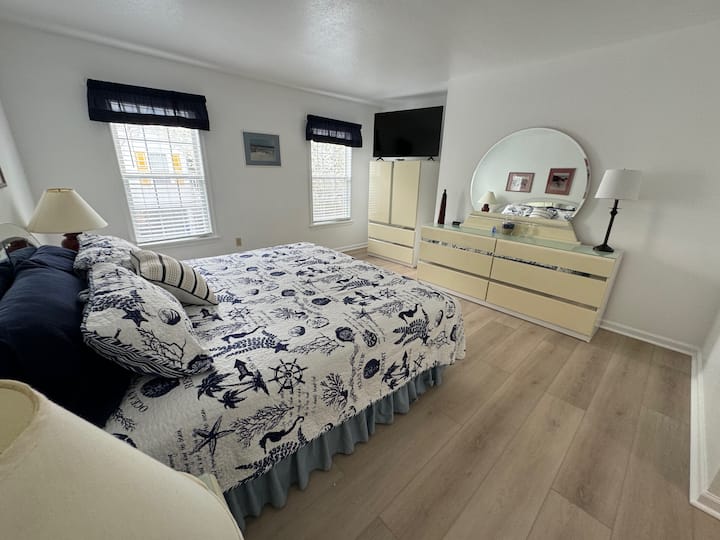 غرفة نوم واحدة بسرير كينج في الطابق السفلي
