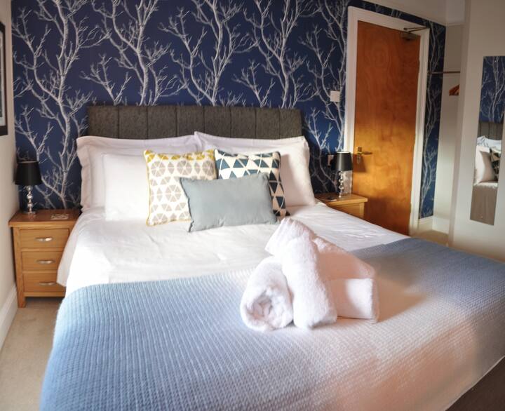 Room 3 - King size bed, ensuite with shower, toilet and sink.

This top floor room has views over the rear courtyard and views towards Walla crag.