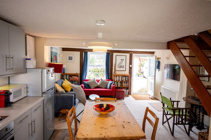 Sunny Gardens Near Beach, With Countryside Views - Weymouth, UK