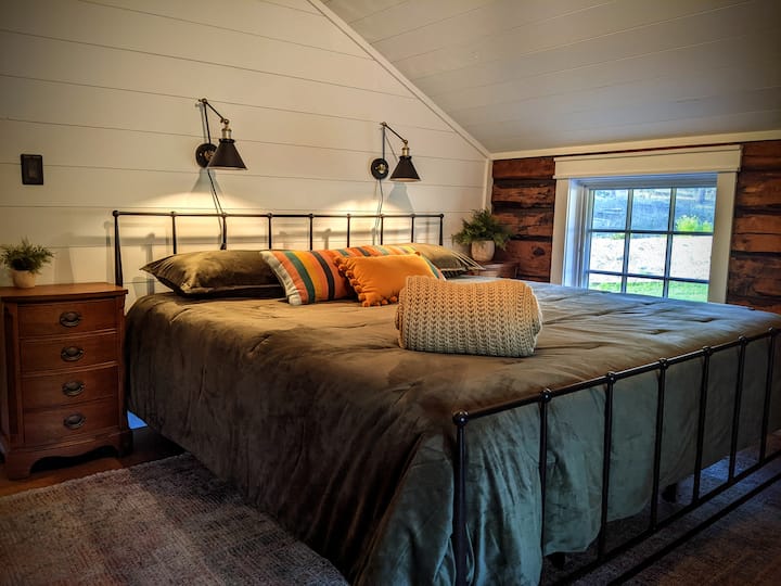 غرفة نوم رئيسية أخرى ، ومزرعة أكثر حداثة قليلاً...