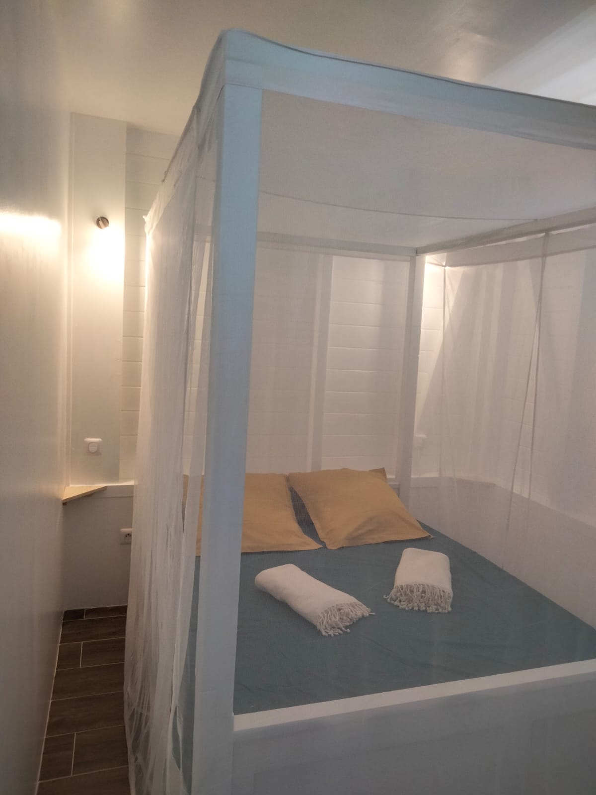 Საძინებელი 2 ორადგილიანი საწოლი 140*190 კალაპოტი მწერებისგან დამცავი ბადით