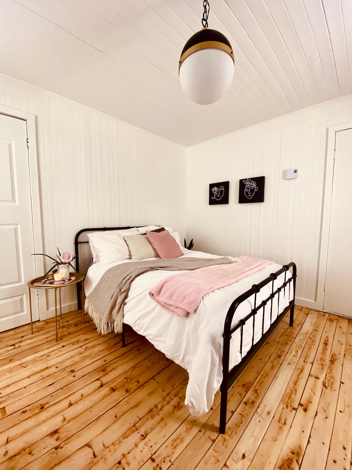 เตียงคู่ที่สะดวกสบายเหมาะสำหรับการพักผ่อนหลังจากใช้เวลาทั้งวันอยู่กลางแจ้ง