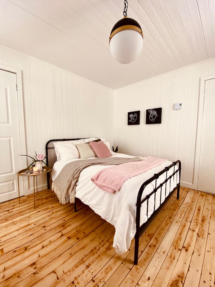 Un lit double confortable, parfait pour se reposer après une journée au grand air.