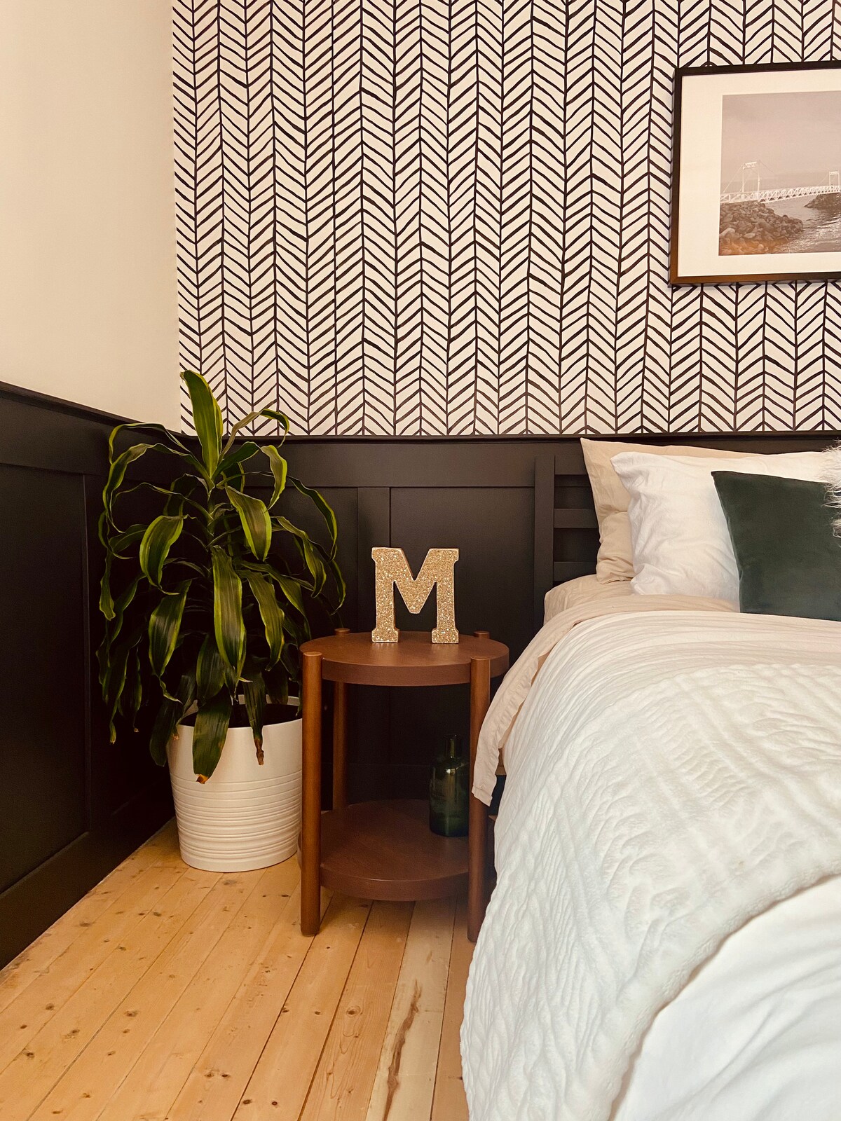 ห้องสีเขียวมีความสะดวกสบายทุกอย่างที่คุณต้องการ: ตู้เสื้อผ้า โต๊ะเครื่องแป้ง และความลับเล็ก ๆ ที่มีประโยชน์ — เตียงเสริมที่ซ่อนอยู่ในตู้เสื้อผ้า เหมาะสำหรับเด็ก!