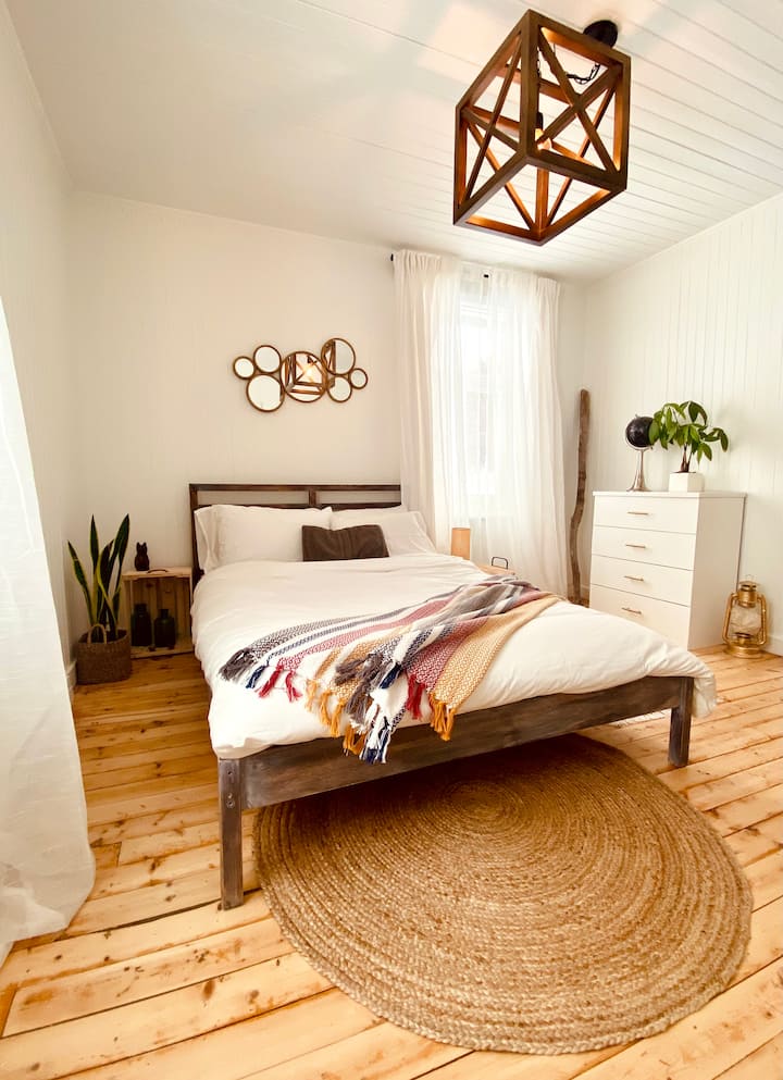 Un lit double douillet et un coin bureau idéal pour le télétravail, avec vue sur le fleuve pour inspirer les idées claires.