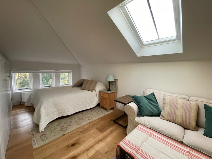 אזור שינה עם מיטה זוגית