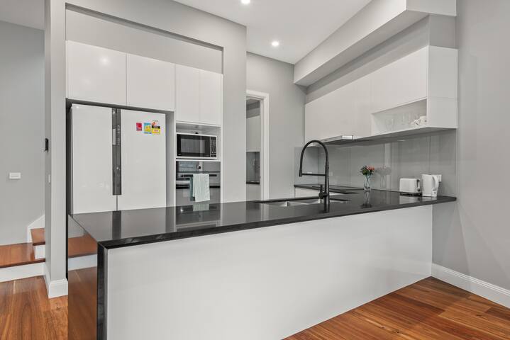 30%off monthlyNew4bedder3.5bathHouseWalkingtoEDSC gallery image 2