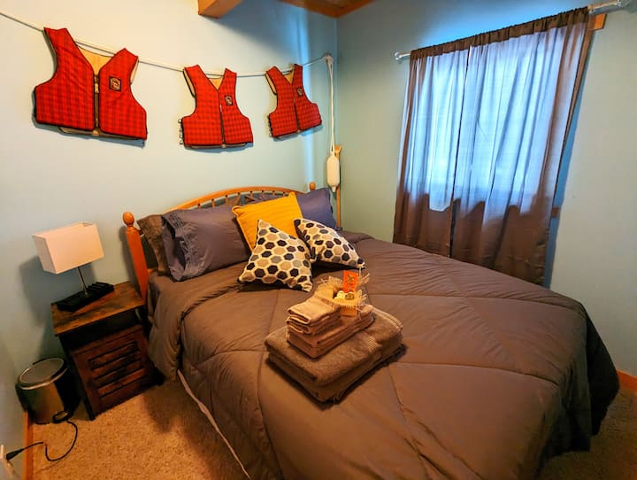 Second bedroom - queen sized bed