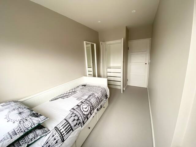 Lovely 3 bedroom flat Chelsea, SW3 gallery image 3