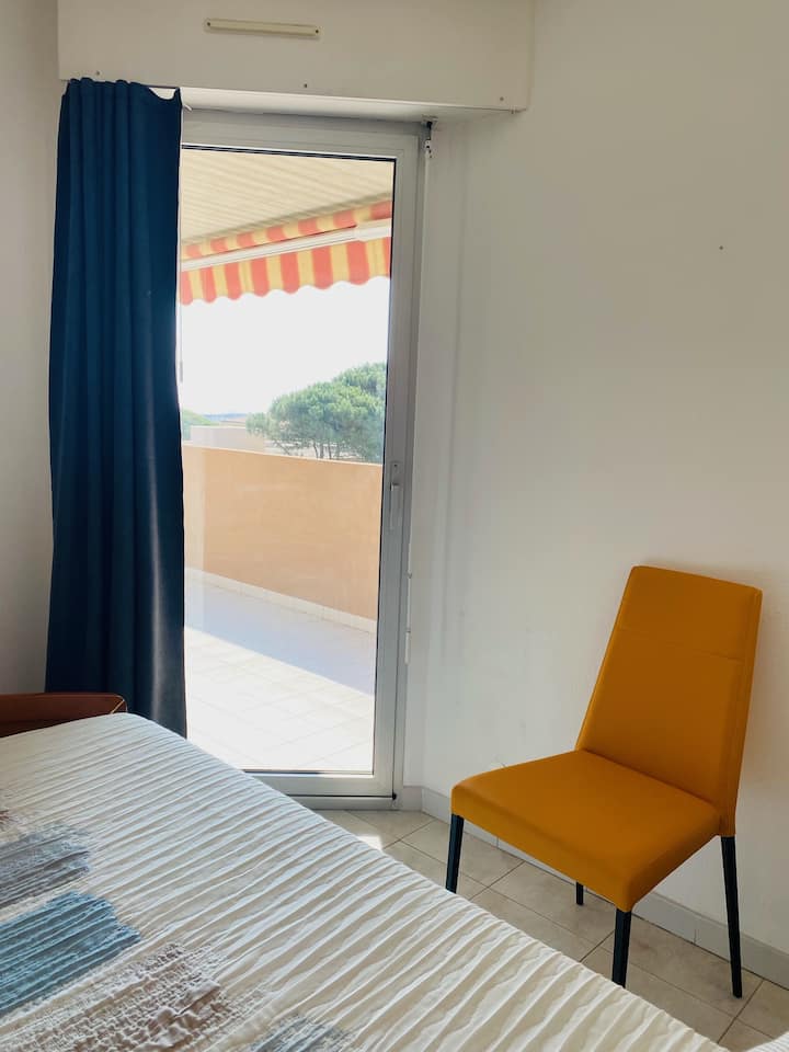 Schlafzimmer 1 mit Blick auf die Terrasse mit Meerblick