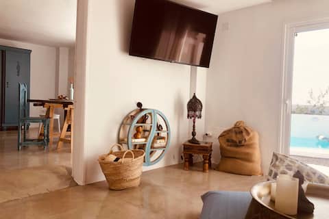 Anuncio de Airbnb popular: Hippie apartment with a WOW view & pool (accessible) en Tinajo