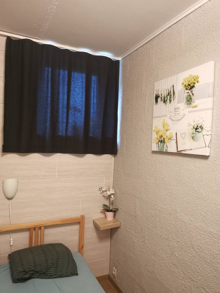 Spálňa. Je tu nová posteľ. Boxspring!! 