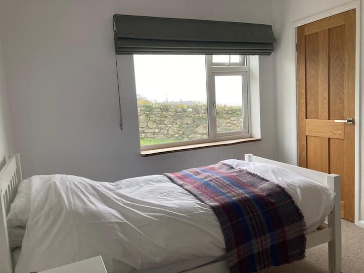 Dhoma dyshe gjendet në pjesën e pasme të shtëpisë. Ka një dritare më të vogël se dy dhomat e gjumit dopio, por është ende e lehtë dhe e gjerë. 