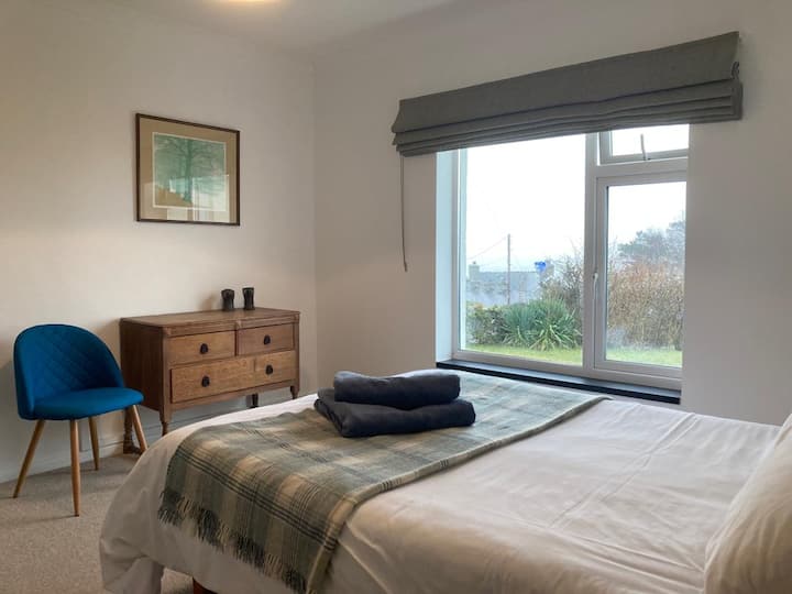 Një nga dhomat e gjumit dopio (më e afërta me hapësirat e tjera të përbashkëta të banimit) 