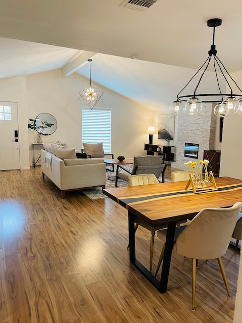 Top performing Airbnb: Just Breathtaking, Single-Story Home W/ Huge Yard in North Lamar Rundberg