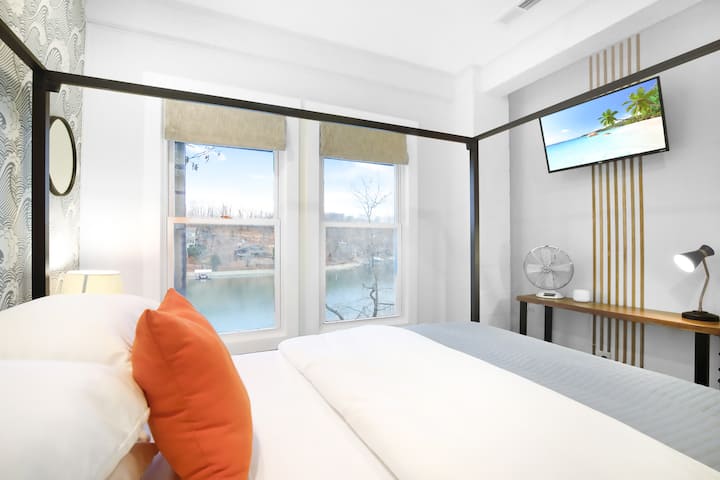 Queen Yataktan göl manzarasının ve akıllı Roku TV'nin alternatif 2 numaralı yatak odası (alt kat) manzarası.