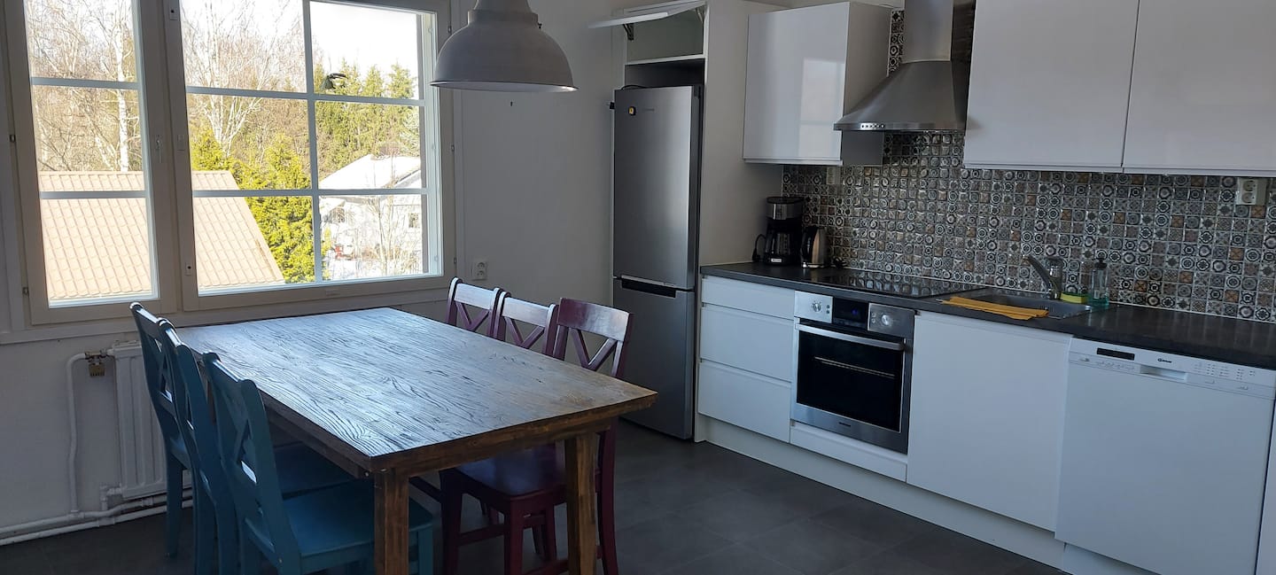 4 Huonetta Ja Keittiö, 100 M2 Asunto 5