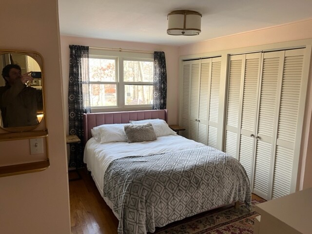 Master-sovrum med privat tillgång till fullt utrustat badrum och dubbelsäng