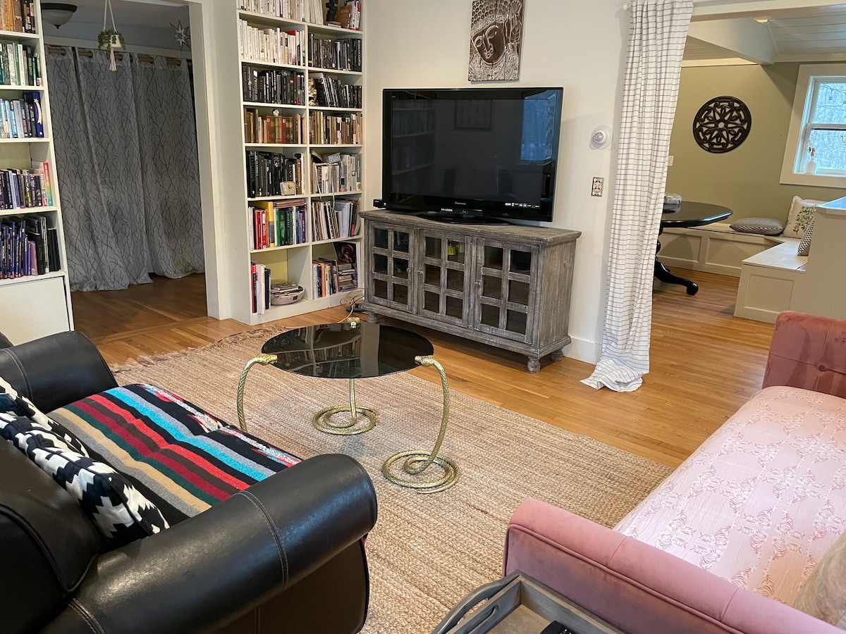 Bekvämt vardagsrum med kabel- och streamingkanaler på TV: n