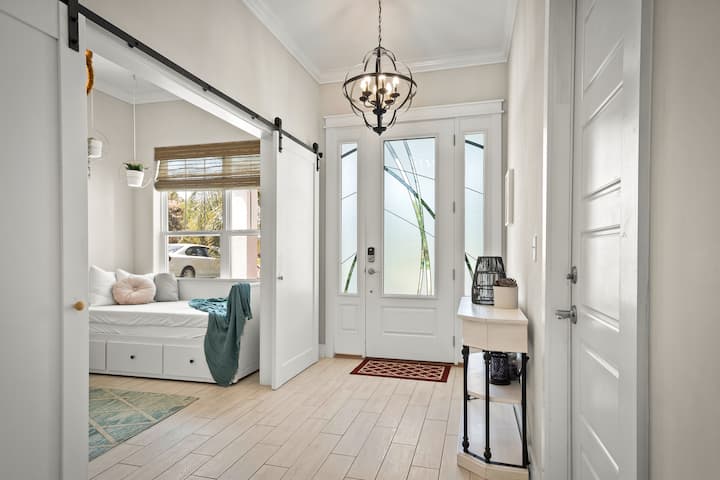 Главен влез. Лево е спалната соба на главниот кат со врати од штала која може целосно да се затвори. 