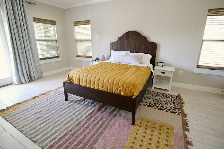 Примарна спална соба со брачен кревет и балкон за излегување. Ако е потребно, има доволно простор за играње.