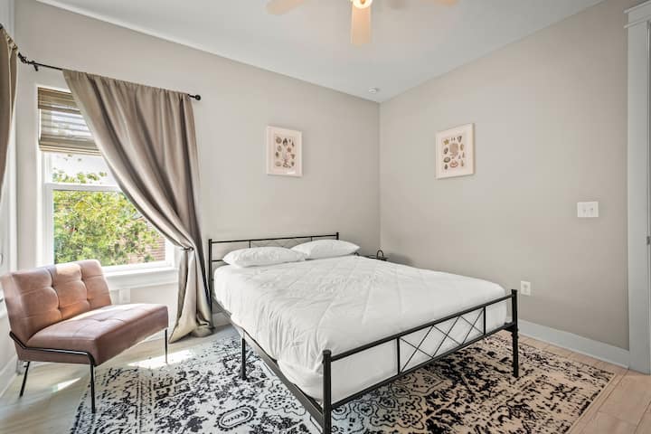 Брачен кревет со лесна летна постелнина - достапни се дополнителни ќебиња за кога ќе се олади. 
Овие не се баш затемнети ролетни, но блокираат доста светлина за секој кој спие полесно!