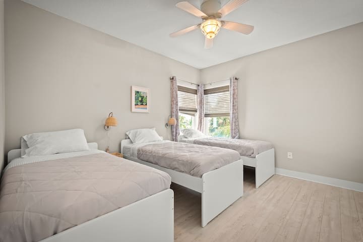 Двокреветни кревети x3. Спротивниот ѕид (не е прикажан на сликата) има дополнителен простор за складирање во плакарот.