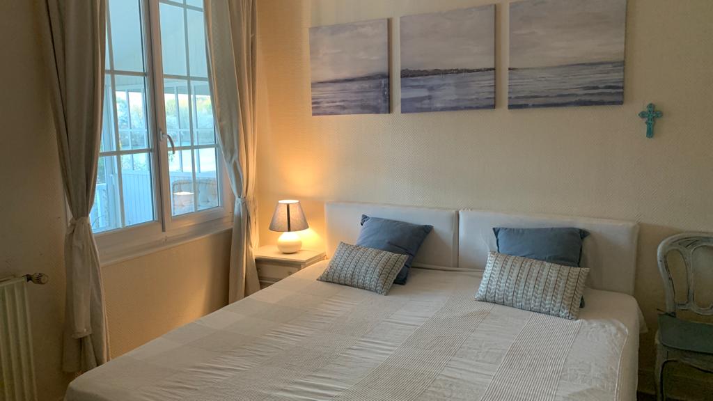 2 легла, сглобени в 1 двойно легло - отделни легла
Легла, оправени при пристигането