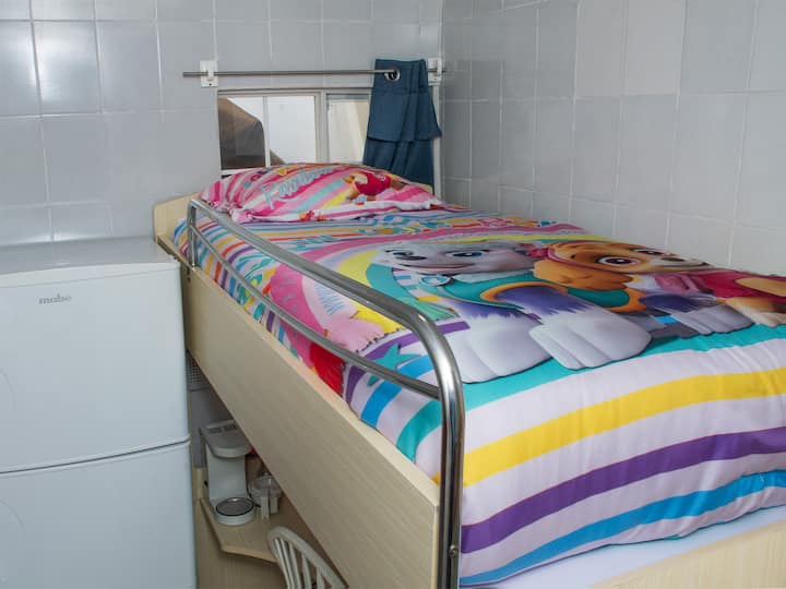 เตียงเดี่ยวเหนือพื้นที่ทำงาน