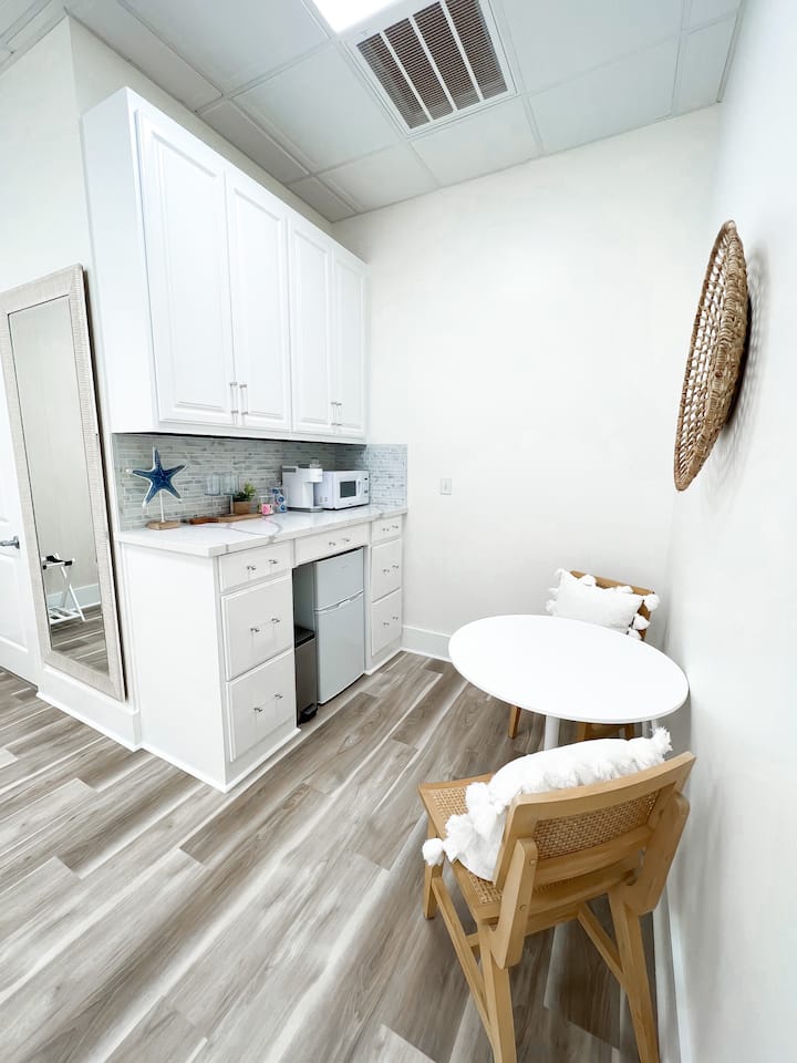 King Size Suite Located In Downtown Ocean Springs - Biloxi, MS