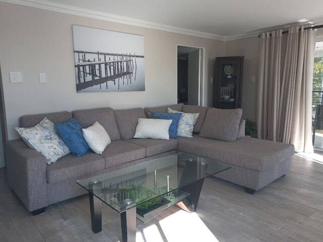 Bay-Side Apartment, Gordon’s Bay gallery image 2