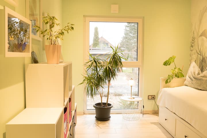 غرفة نوم أصغر بسرير مزدوج قابل للسحب 