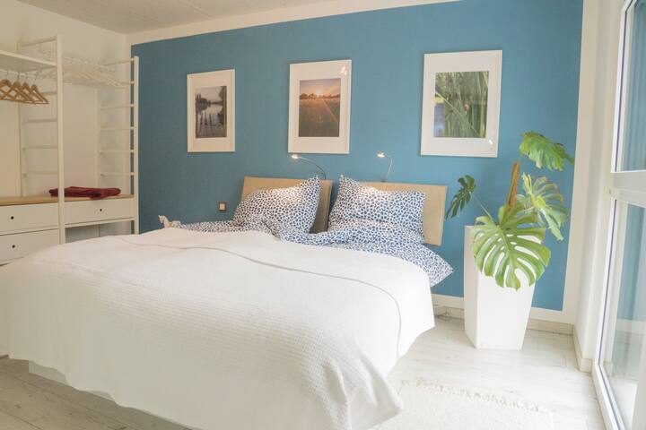 إطلالة على غرفة النوم الرئيسية 