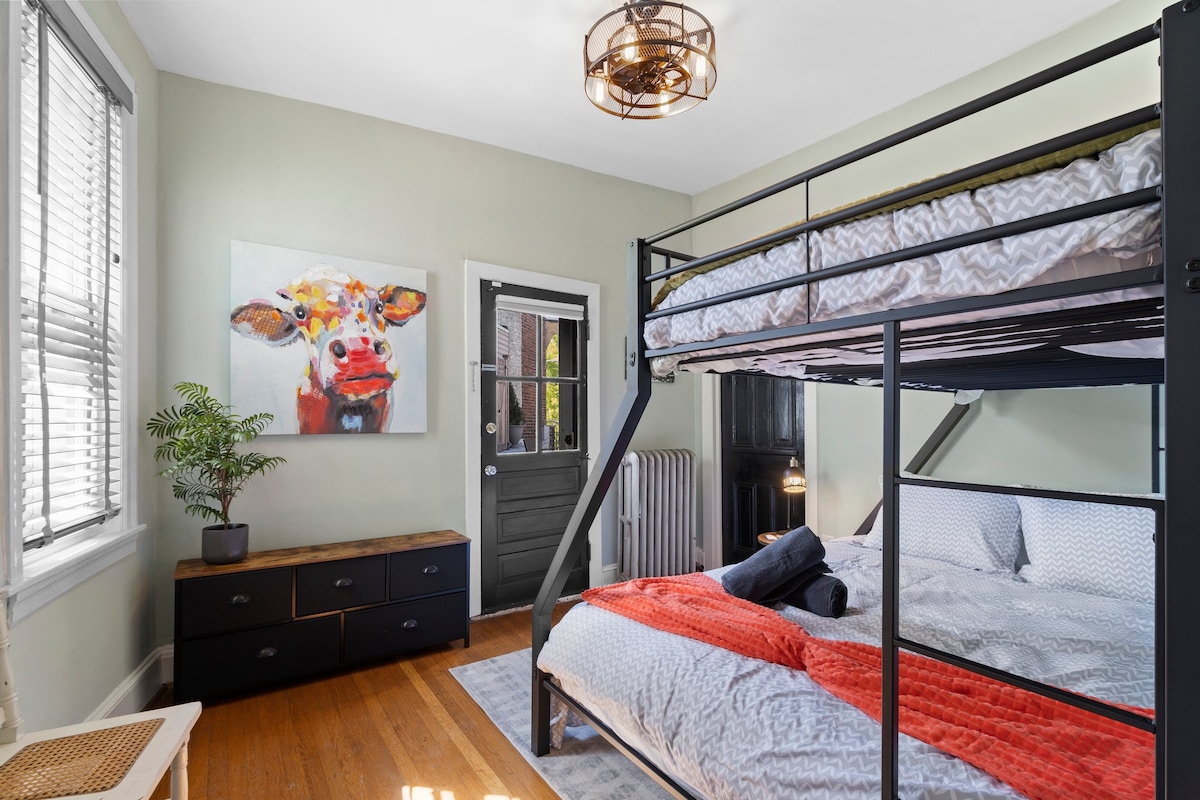 ห้องเตียงสองชั้นพร้อมประตูสู่ดาดฟ้า เตียงควีนไซส์ที่ด้านล่างและเตียงคู่ XL อยู่ด้านบน