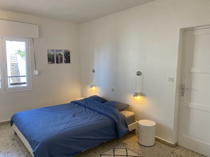 تحتوي غرفة النوم الرئيسية في المقدمة على سرير مريح بطول 160 سم × 200 سم مع مرتبة جيدة وأغطية قطنية.