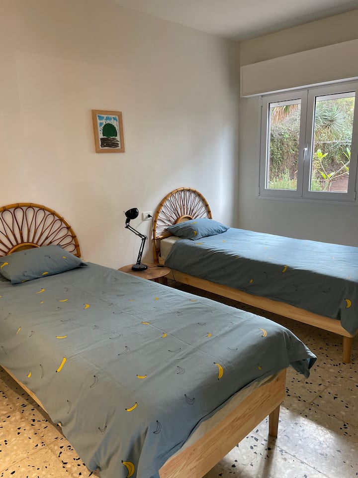 تحتوي غرفة النوم الثانية على سريرين مفردين (90 × 200) مع مراتب مريحة وبياضات قطنية. تحتوي جميع غرف النوم على مصاريع لنوم جيد.