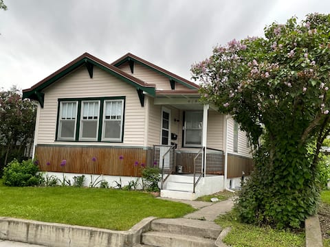 Top Airbnb: Downtown 2 bed/1 bath with deck and back yard in Livingston