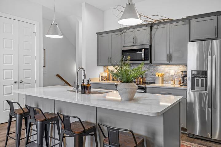 Walk to Downtown: Rooftop Deck & Hot Tub gallery image 2