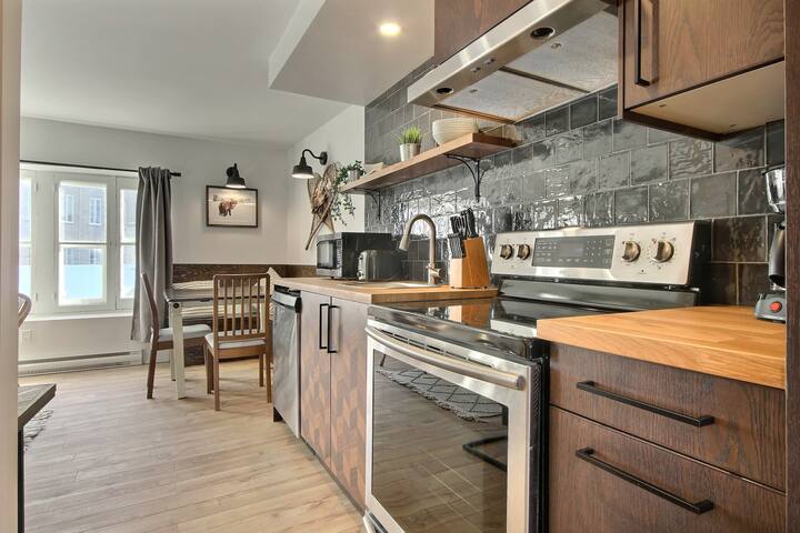 Unique and Sunny Top Floor Old Quebec Gem gallery image 3