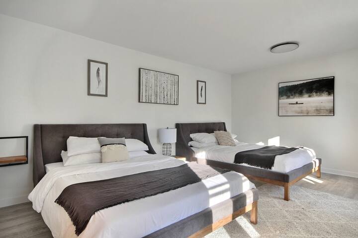 Unique and Sunny Top Floor Old Quebec Gem gallery image 5