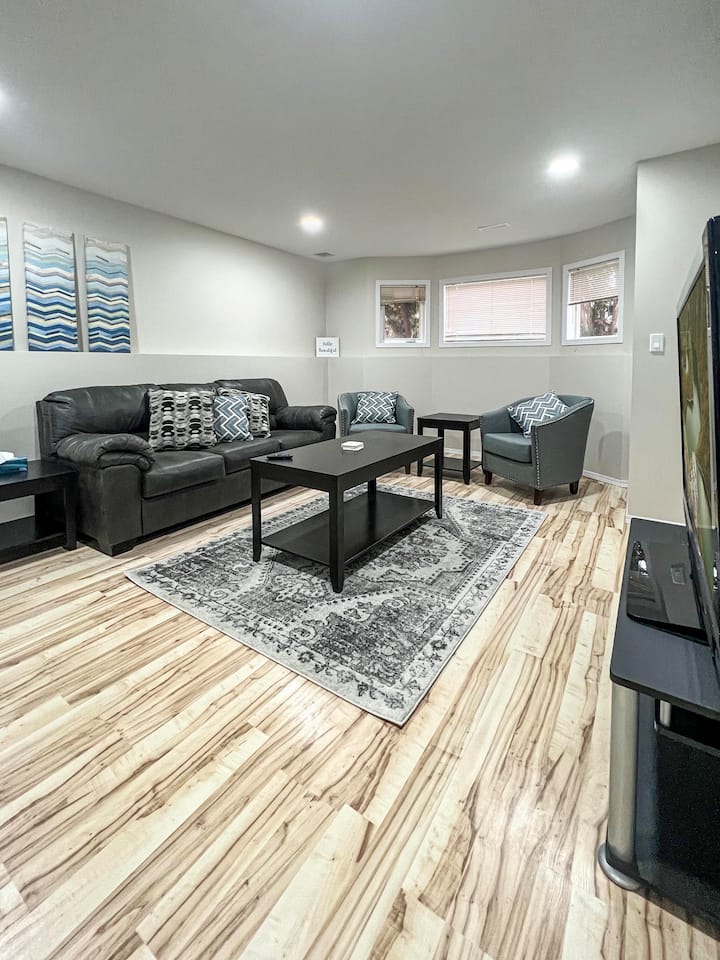 Cozy 2 Bedroom Guest Suite With Private Entrance - Lethbridge
